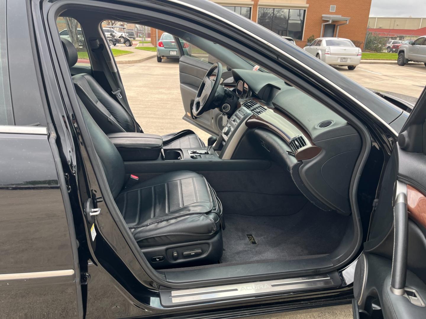 2005 Black /black Acura RL 3.5RL with Navigation System (JH4KB165X5C) with an 3.5L V6 SOHC 24V engine, 5-Speed Automatic Overdrive transmission, located at 14700 Tomball Parkway 249, Houston, TX, 77086, (281) 444-2200, 29.928619, -95.504074 - Photo#11